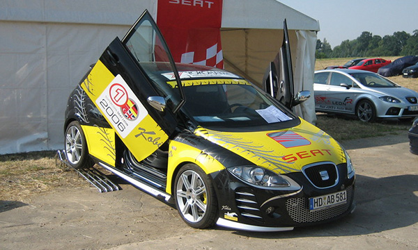 Leon Umbau schwarz gelb Galerie - Autohaus Kobia